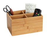 Bambus Box Terra mit vier Fächern, gefüllt mit Schere, Stift, Fernbedienung und dekorativem Papier, aus seitlicher Perspektive.