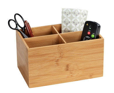 Bambus Box Terra mit vier Fächern, gefüllt mit Schere, Stift, Fernbedienung und dekorativem Papier, aus seitlicher Perspektive.