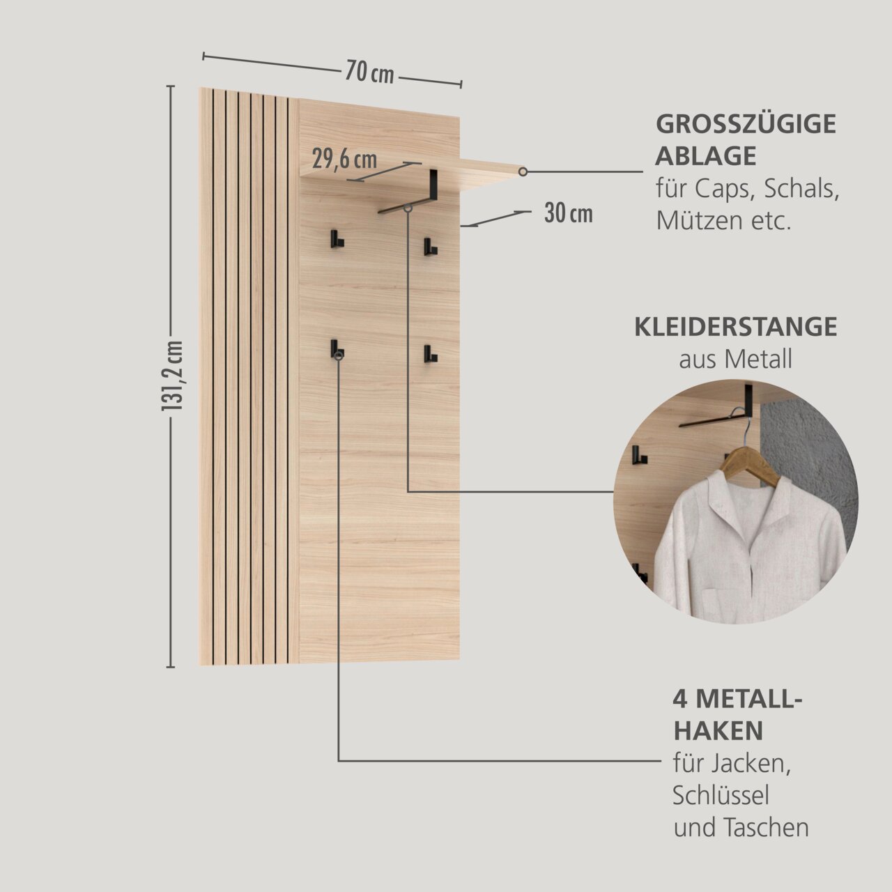 Wandgarderobe aus hellem Holz mit Lamellen-Seiten, Ablage und Metall-Kleiderstange sowie 4 Metallhaken, Maße ca. 70 x 131,2 cm, in schräger Frontansicht.