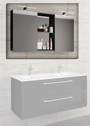 Modernes Badezimmer-Set mit beleuchtetem Spiegelschrank (schwarzer Rahmen, offene Ablage mit Glasboden) über weißem Doppelwaschtisch und hängendem Unterschrank mit zwei Schubladen; Frontansicht.
