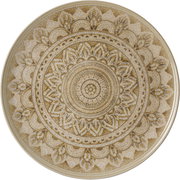 Decoratief onderbord met een gedetailleerd, mandala-achtig patroon in beige- en bruintinten, gezien van bovenaf.