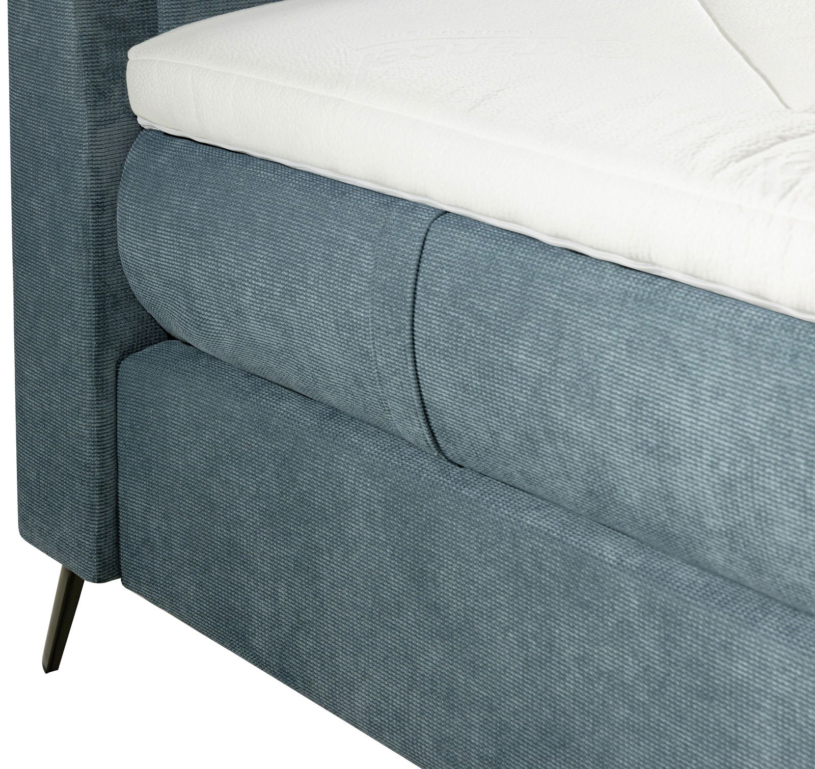Nahaufnahme eines Boxspringbetts 180x200 mit grauem Stoffbezug und weißer Matratze, seitliche Perspektive