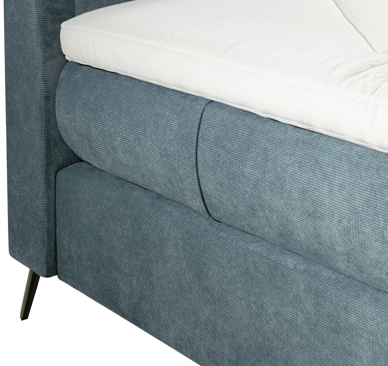 Nahaufnahme eines Boxspringbetts 180x200 mit grauem Stoffbezug und weißer Matratze, seitliche Perspektive