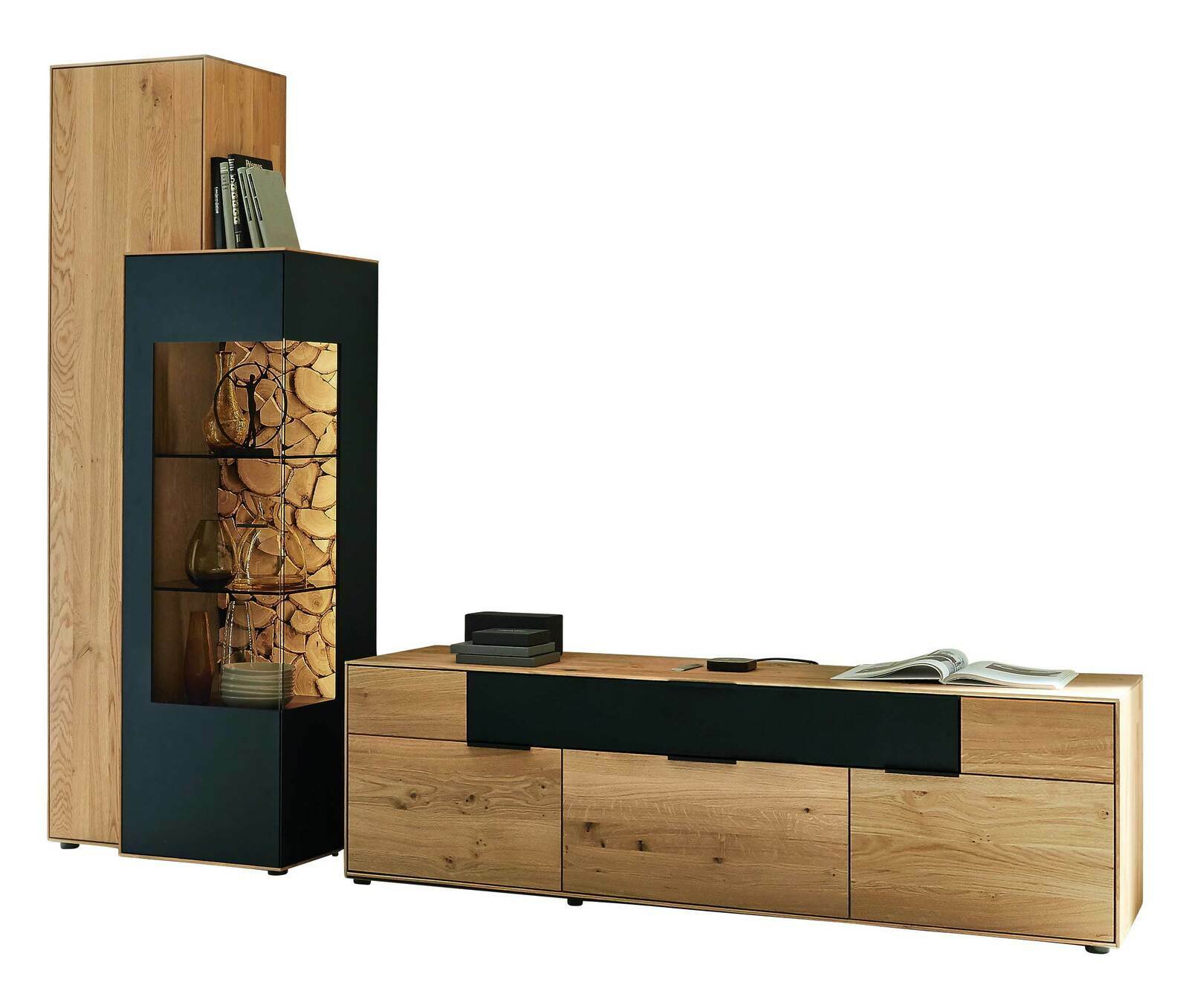 Wandkombination aus Holz und schwarzem Material, bestehend aus einem hohen Regal mit Glasfächern und einem niedrigen Sideboard, Perspektive von vorne.
