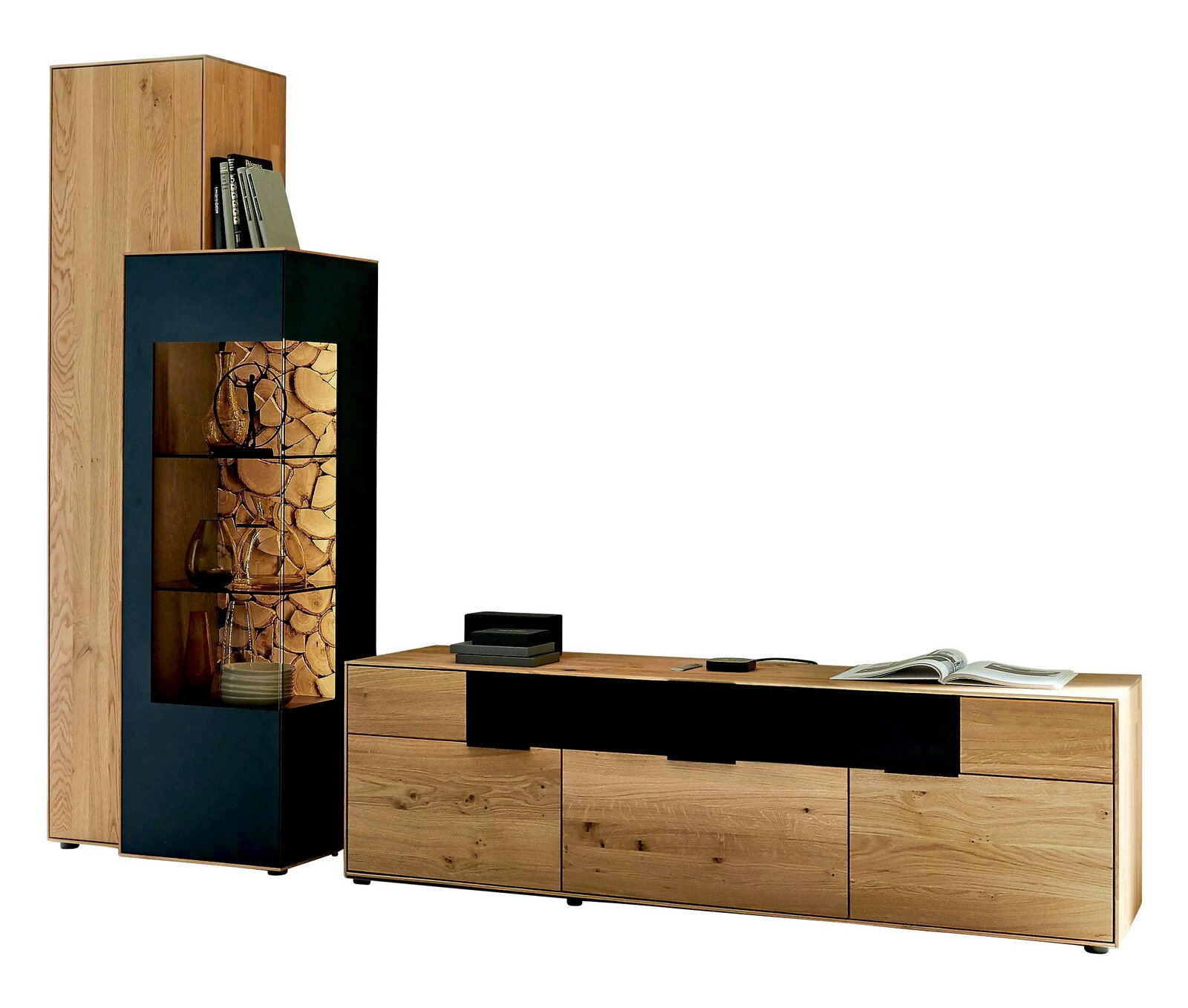 Wandkombination aus Holz und schwarzem Material, bestehend aus einem hohen Regal mit Glasfächern und einem niedrigen Sideboard, Perspektive von vorne.
