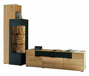 Wandkombination aus Holz und schwarzem Material, bestehend aus einem hohen Regal mit Glasfächern und einem niedrigen Sideboard, Perspektive von vorne.