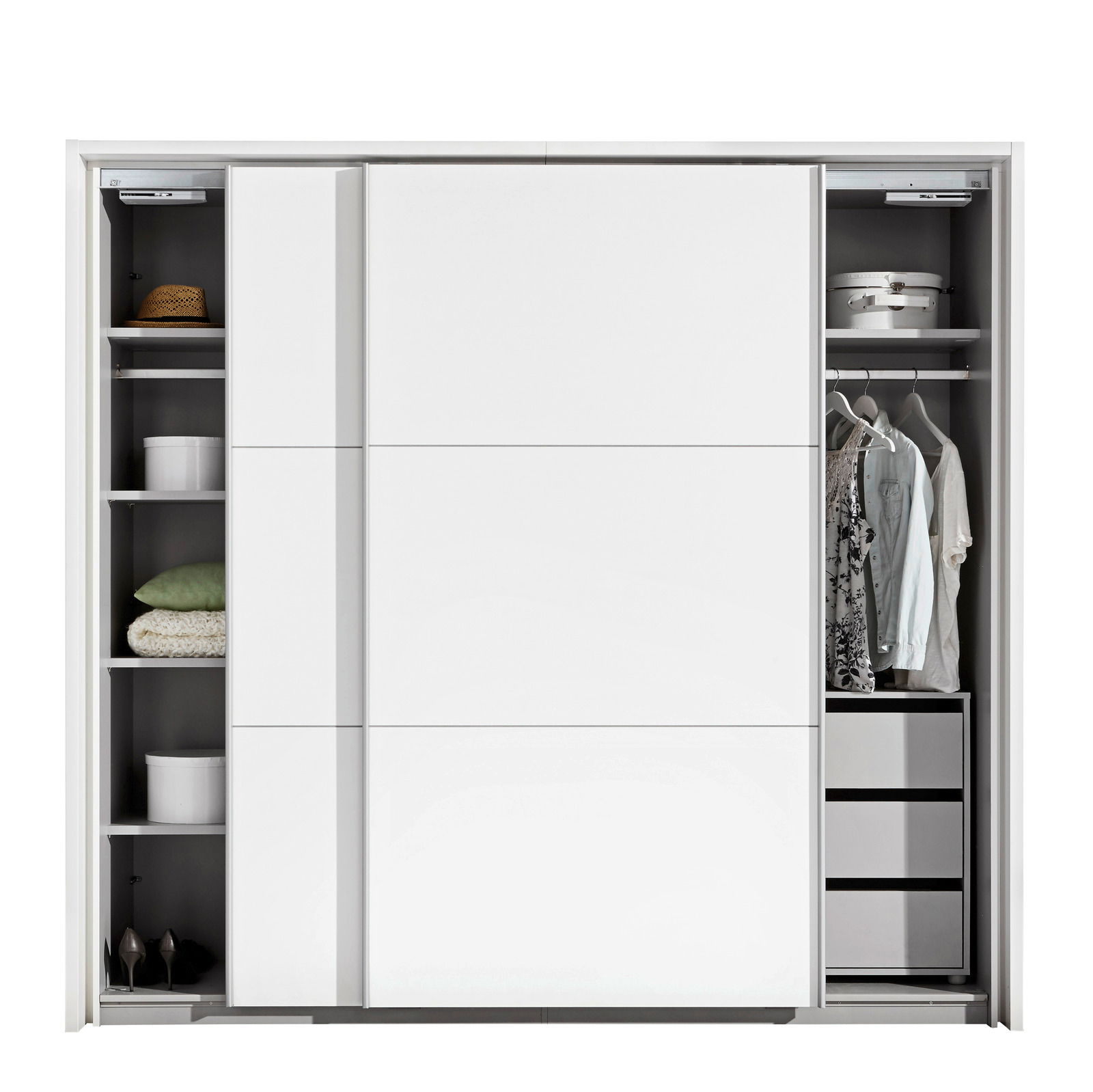 Moderner weißer Schwebetürenschrank mit zwei Türen, teilweise geöffnet, zeigt Innenfächer mit Kleidung, Schuhen und Accessoires. Frontalansicht.