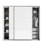 Moderner weißer Schwebetürenschrank mit zwei Türen, teilweise geöffnet, zeigt Innenfächer mit Kleidung, Schuhen und Accessoires. Frontalansicht.