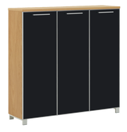 Moderner XL-Schuhschrank mit drei schwarzen Türen und Holzrahmen, Frontalansicht