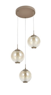 Moderne drievoudige hanglamp met ronde beige plafondplaat en drie amberkleurige glazen bollen op verschillende hoogtes, vanuit schuin onderaanzicht