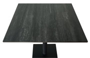 Quadratischer Bartisch mit dunkler, marmorierter Tischplatte, Ansicht von oben.