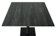 Quadratischer Bartisch mit dunkler, marmorierter Tischplatte, Ansicht von oben.