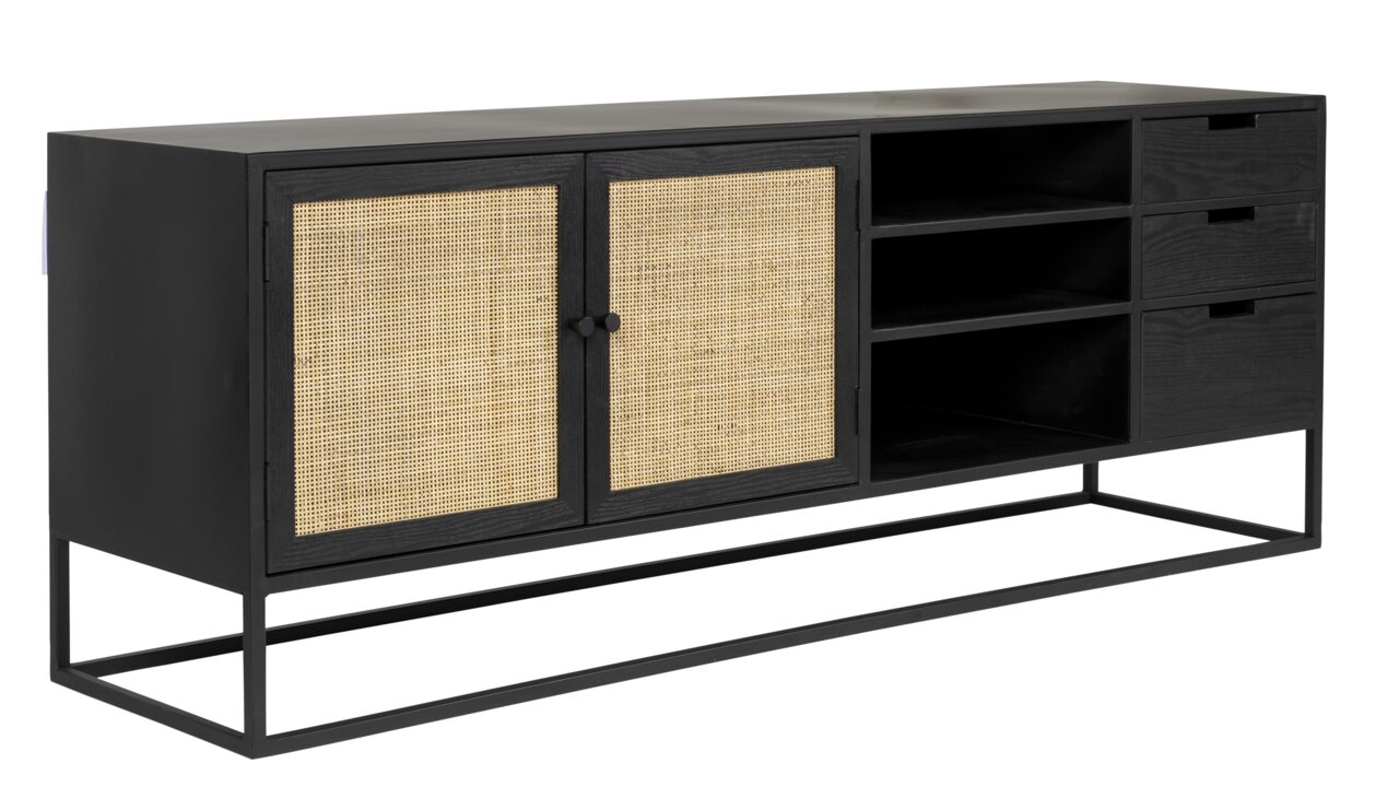 Schwarzes Sideboard mit zwei geflochtenen Türen und offenen Regalfächern, seitliche Perspektive