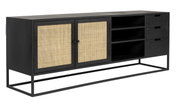 Schwarzes Sideboard mit zwei geflochtenen Türen und offenen Regalfächern, seitliche Perspektive