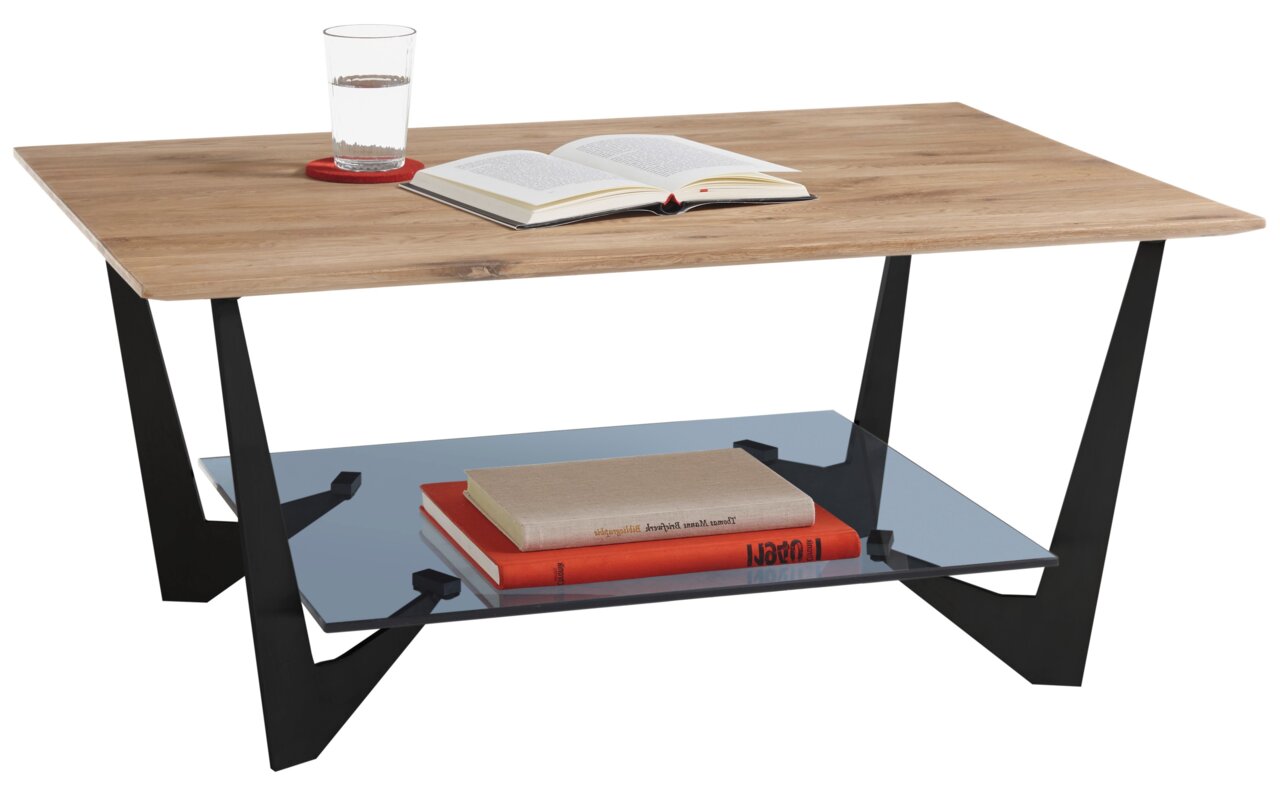 Moderner Couchtisch mit Holzplatte und schwarzem Metallgestell, seitliche Perspektive. Auf der Tischplatte stehen ein Glas Wasser und ein geöffnetes Buch, darunter eine Glasablage mit zwei Büchern.