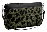 Mini-Tasche mit schwarzem und olivgrünem Leopardenmuster, seitliche Perspektive