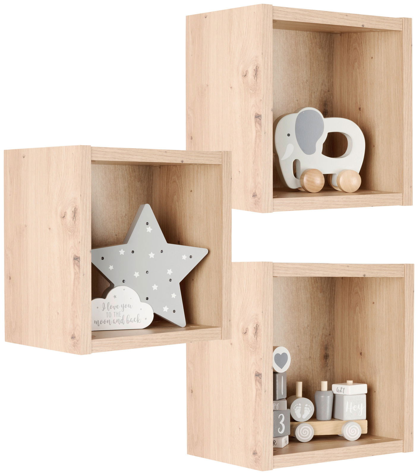 Drei hölzerne Hängeregale in Würfelform, dekoriert mit einem Spielzeug-Elefanten, einem Stern und einem kleinen Zug, aus einer seitlichen Perspektive fotografiert.