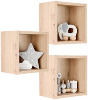 Drei hölzerne Hängeregale in Würfelform, dekoriert mit einem Spielzeug-Elefanten, einem Stern und einem kleinen Zug, aus einer seitlichen Perspektive fotografiert.