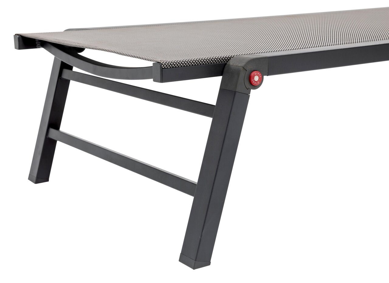 Close-up van een moderne tuinstoel met een zwart metalen frame en een gaasbekleding, gezien vanaf de zijkant.