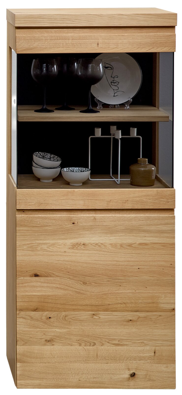 Hohe Vitrine aus hellem Holz mit natürlicher Maserung, verglastem Schaubereich, offenen Ablagen und geschlossener Front, aus leicht seitlicher Vorderansicht präsentiert