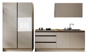 Modern keukenblok in minimalistische stijl, bestaande uit een hoge kast met ingebouwde oven, een werkblad met kookplaat en spoelbak, en een hangkast. Vooraanzicht.
