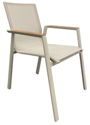 Moderner Stapelstuhl mit Metallrahmen und Armlehnen aus Holz, seitliche Perspektive