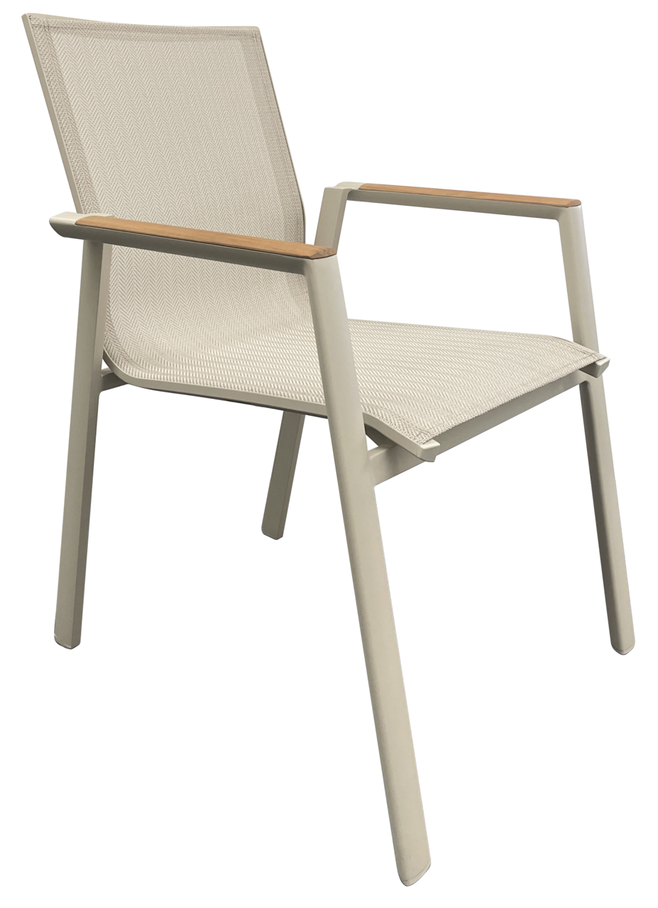 Moderner Stapelstuhl mit Metallrahmen und Armlehnen aus Holz, seitliche Perspektive