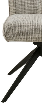 Nahaufnahme eines modernen Stuhls mit gepolstertem Sitz in beige-grauer Textur und schwarzen Metallbeinen, seitliche Perspektive.