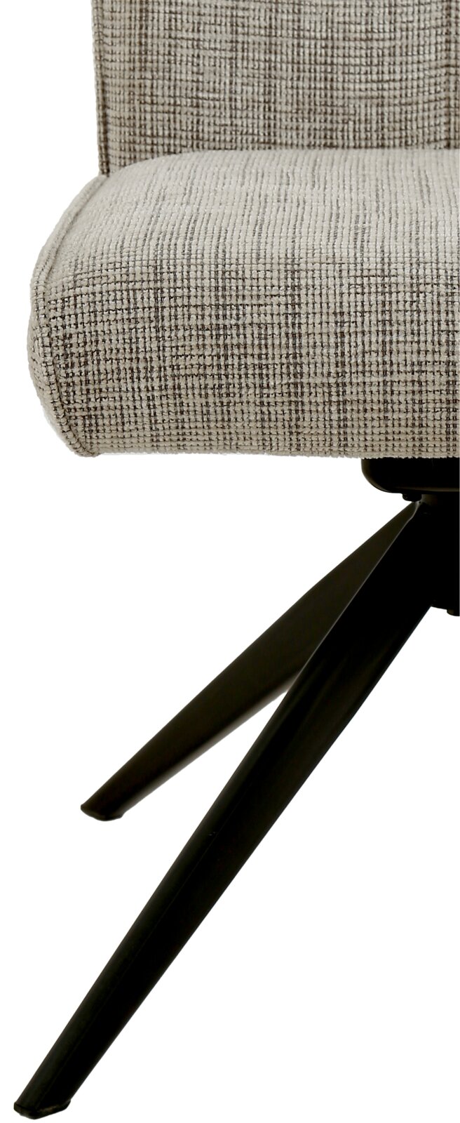 Nahaufnahme eines modernen Stuhls mit gepolstertem Sitz in beige-grauer Textur und schwarzen Metallbeinen, seitliche Perspektive.