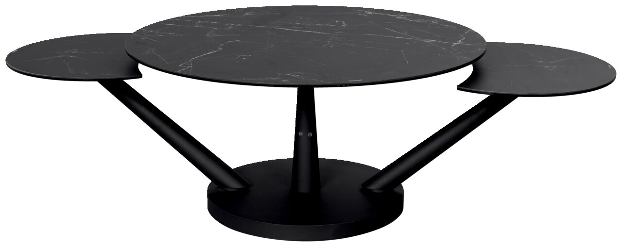 Moderner Couchtisch mit drei runden, schwarzen Tischplatten in Marmoroptik, die auf schrägen Metallbeinen ruhen. Perspektive von vorne links.