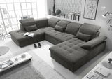 Graues Ecksofa in U-Form in einem modernen Wohnzimmer, Perspektive von oben.