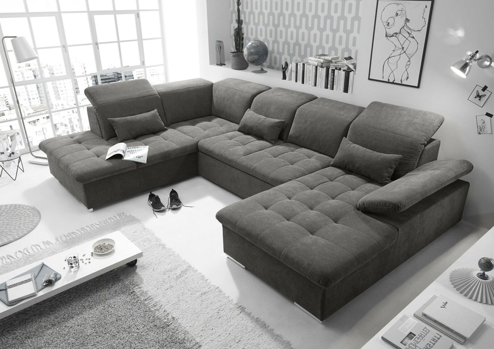 Graues Ecksofa in U-Form in einem modernen Wohnzimmer, Perspektive von oben.