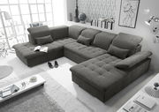 Graues Ecksofa in U-Form in einem modernen Wohnzimmer, Perspektive von oben.