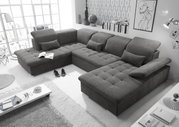 Graues Ecksofa in U-Form in einem modernen Wohnzimmer, Perspektive von oben.