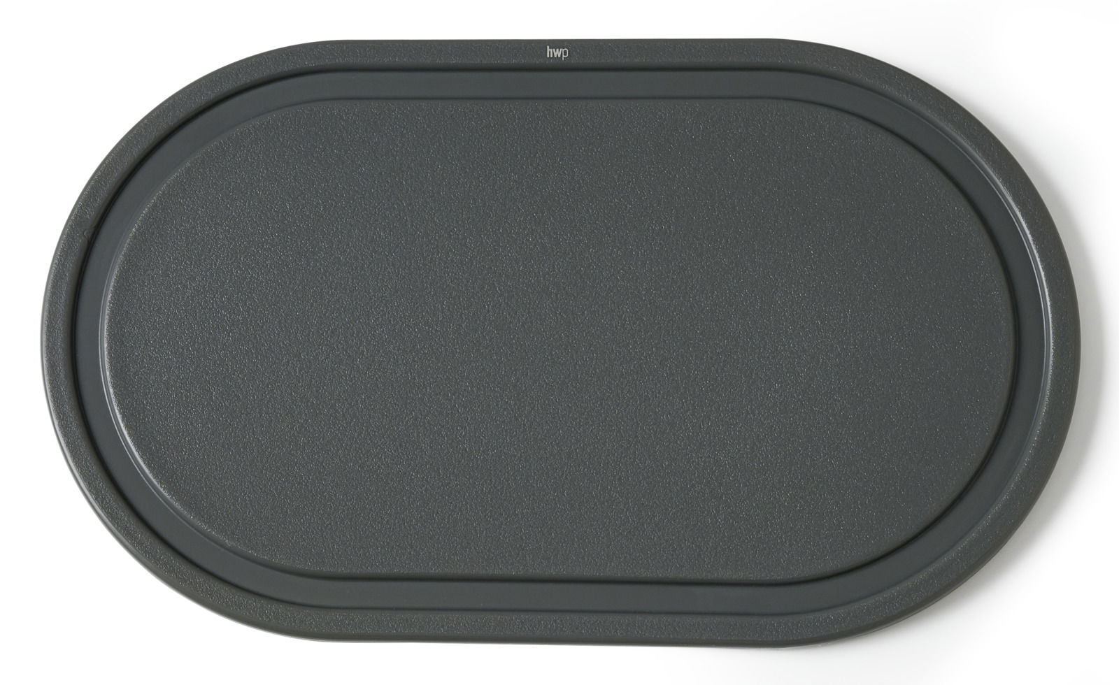 Ovales, dunkelgraues Schneidbrett aus der Vogelperspektive