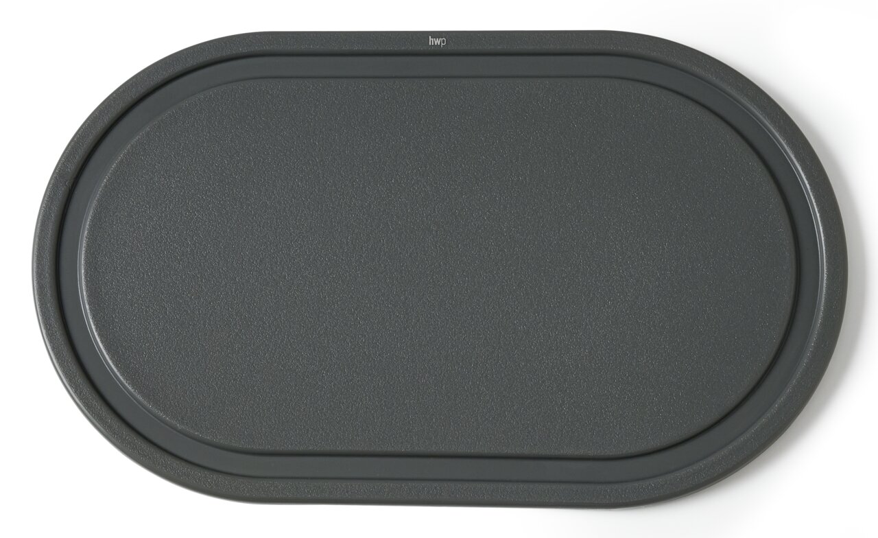 Ovales, dunkelgraues Schneidbrett aus der Vogelperspektive