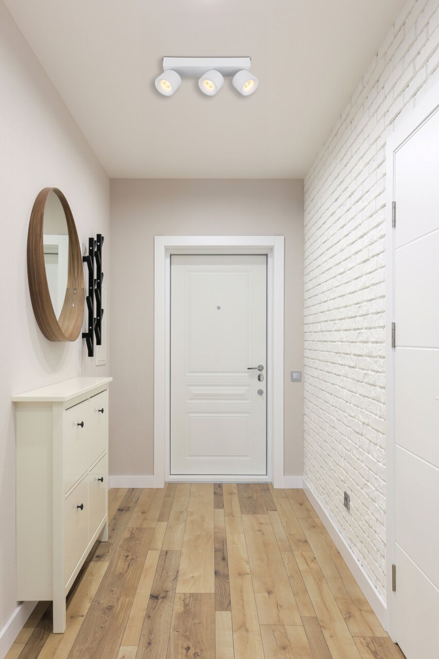 Globo Lighting LED-Strahler RAE Deckenansicht eines modernen LED Strahlers mit drei verstellbaren Leuchten in einem hellen Flur.