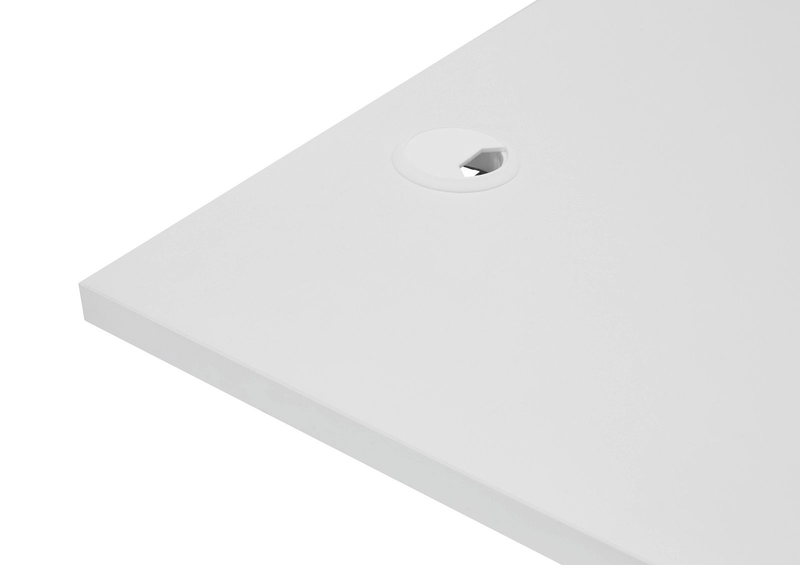 Weiße Tischplatte mit Kabeldurchlass, perspektivisch von oben fotografiert.