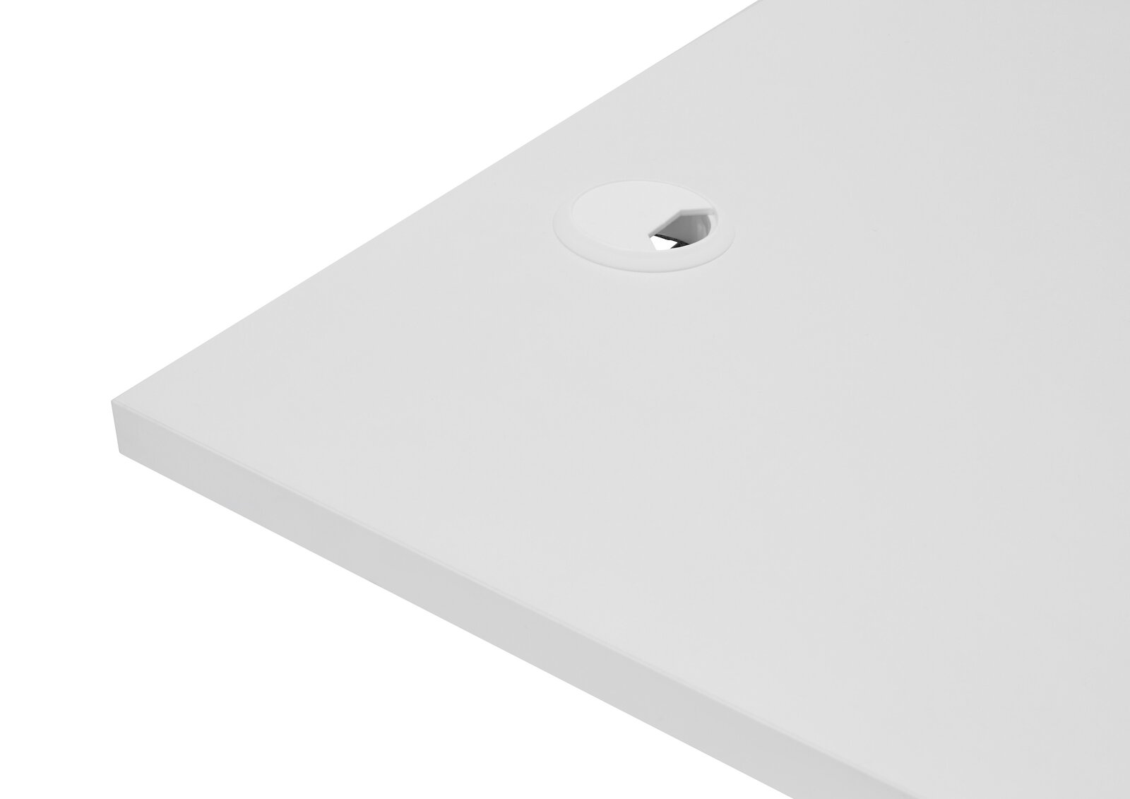 Weiße Tischplatte mit Kabeldurchlass, perspektivisch von oben fotografiert.
