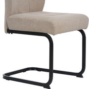 Seitenansicht eines beigen Schwingstuhls mit schwarzem Metallgestell.