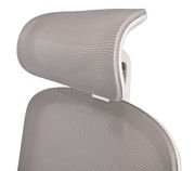 Nahaufnahme eines grauen Drehstuhls mit ergonomischer Kopfstütze, seitliche Perspektive