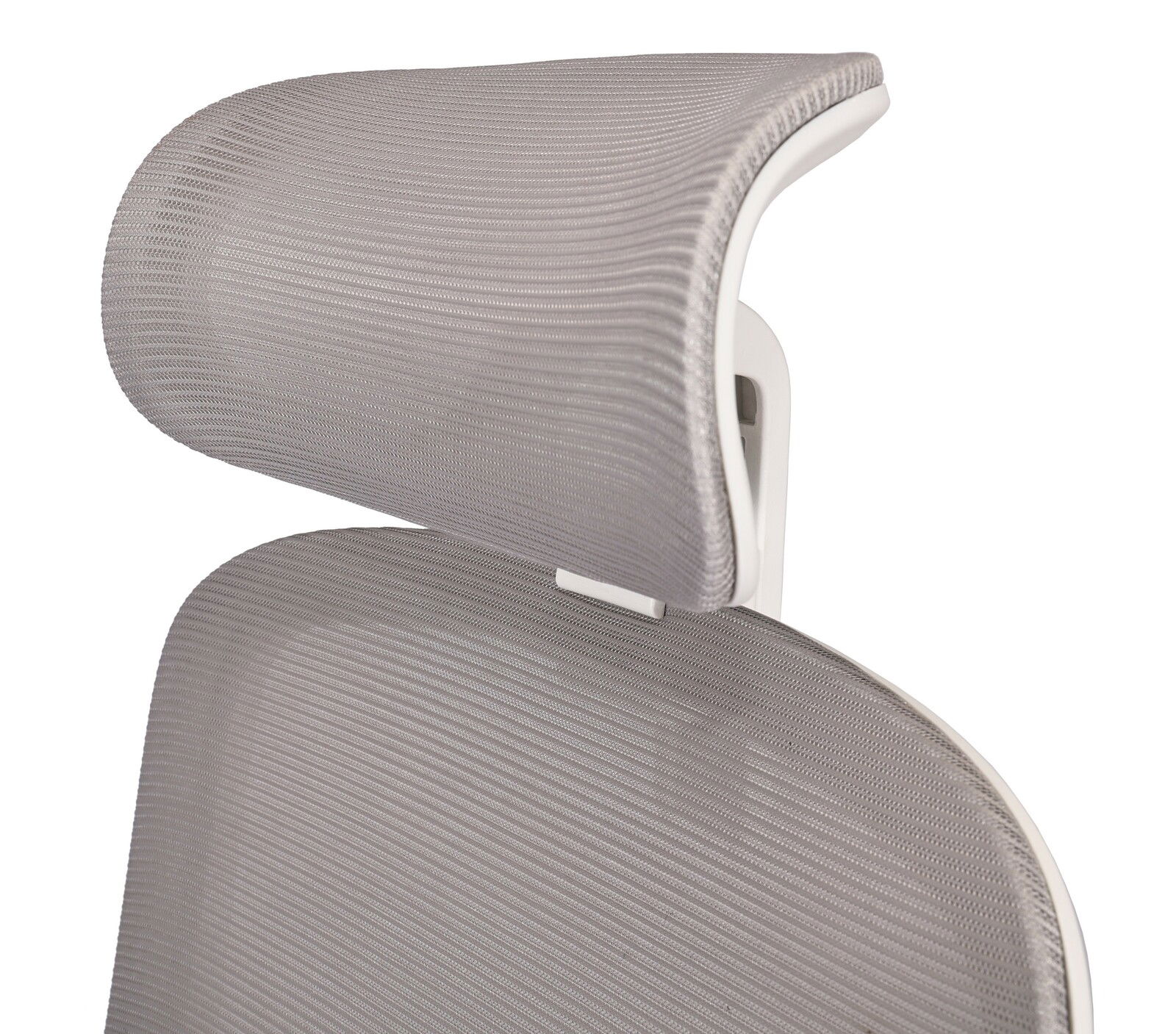 Nahaufnahme eines grauen Drehstuhls mit ergonomischer Kopfstütze, seitliche Perspektive