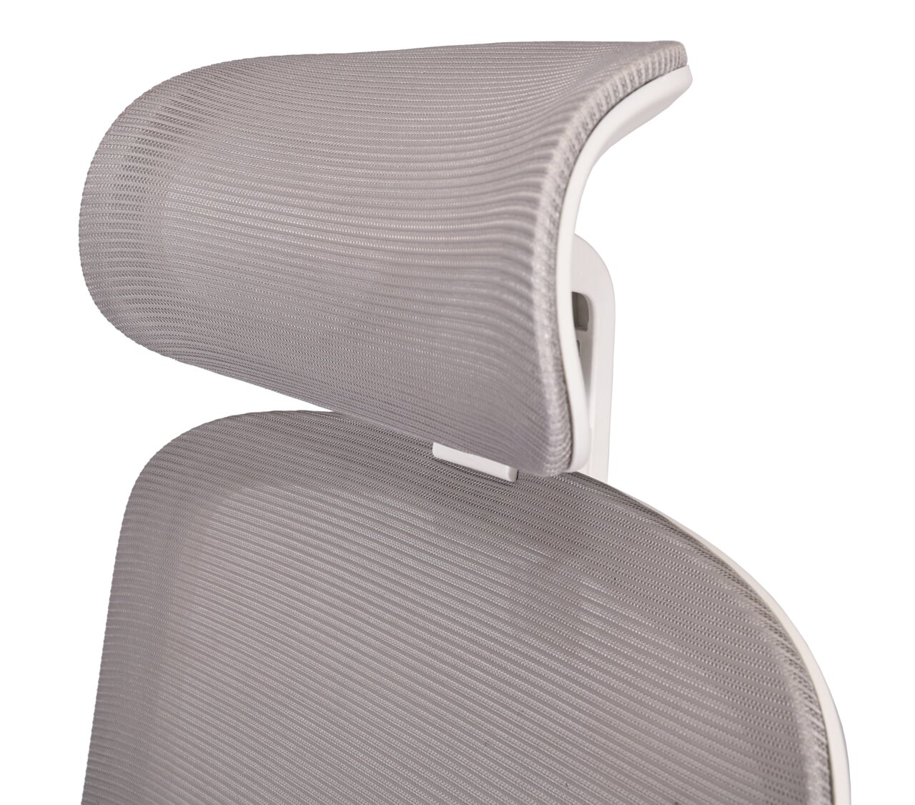 Nahaufnahme eines grauen Drehstuhls mit ergonomischer Kopfstütze, seitliche Perspektive