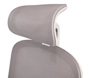 Nahaufnahme eines grauen Drehstuhls mit ergonomischer Kopfstütze, seitliche Perspektive