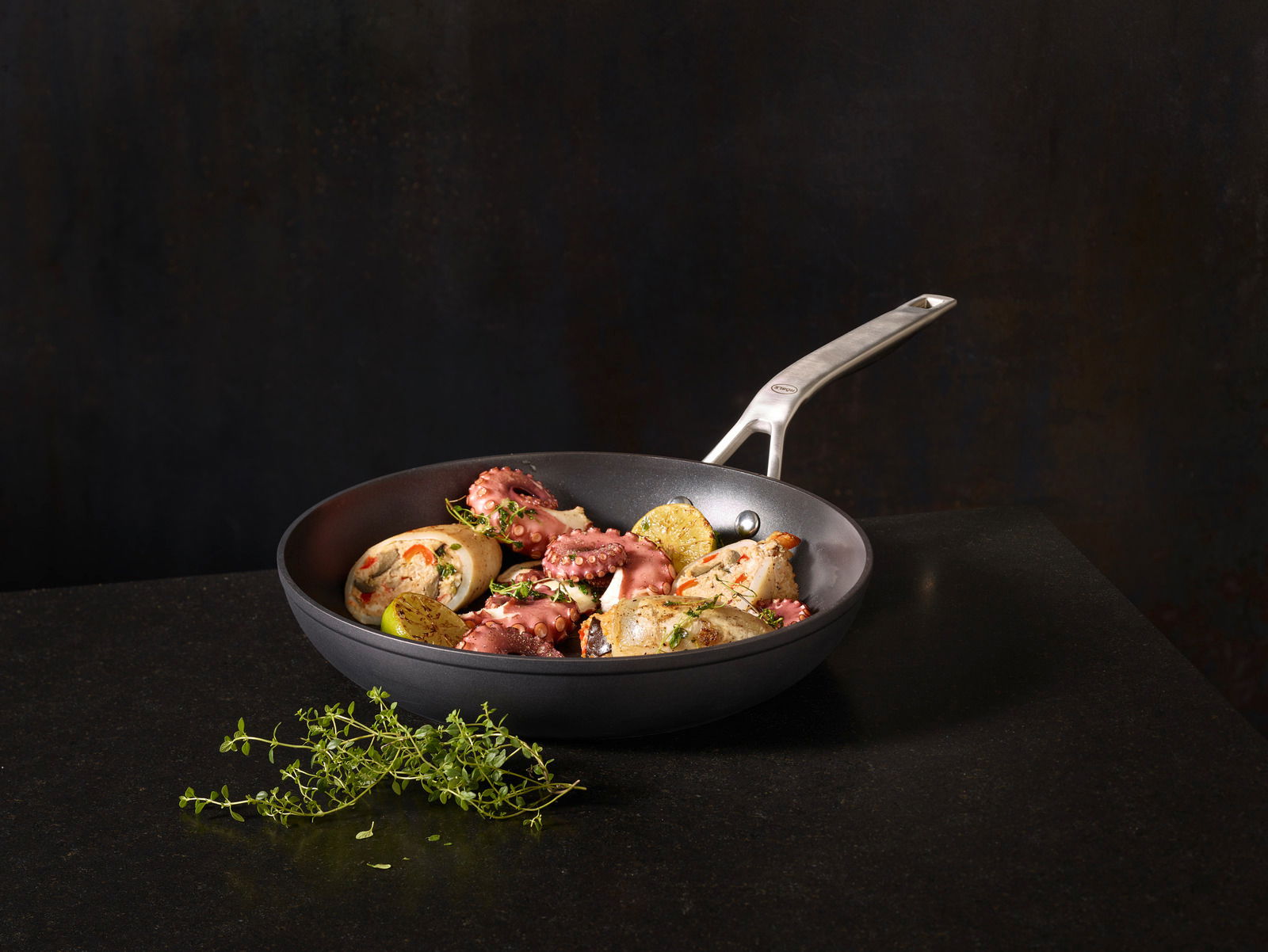 Bratpfanne Raise Ø 28 cm mit Griff, gefüllt mit gebratenem Gemüse und Kräutern, seitliche Perspektive