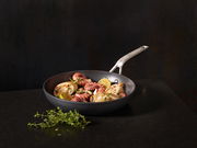 Bratpfanne Raise Ø 28 cm mit Griff, gefüllt mit gebratenem Gemüse und Kräutern, seitliche Perspektive