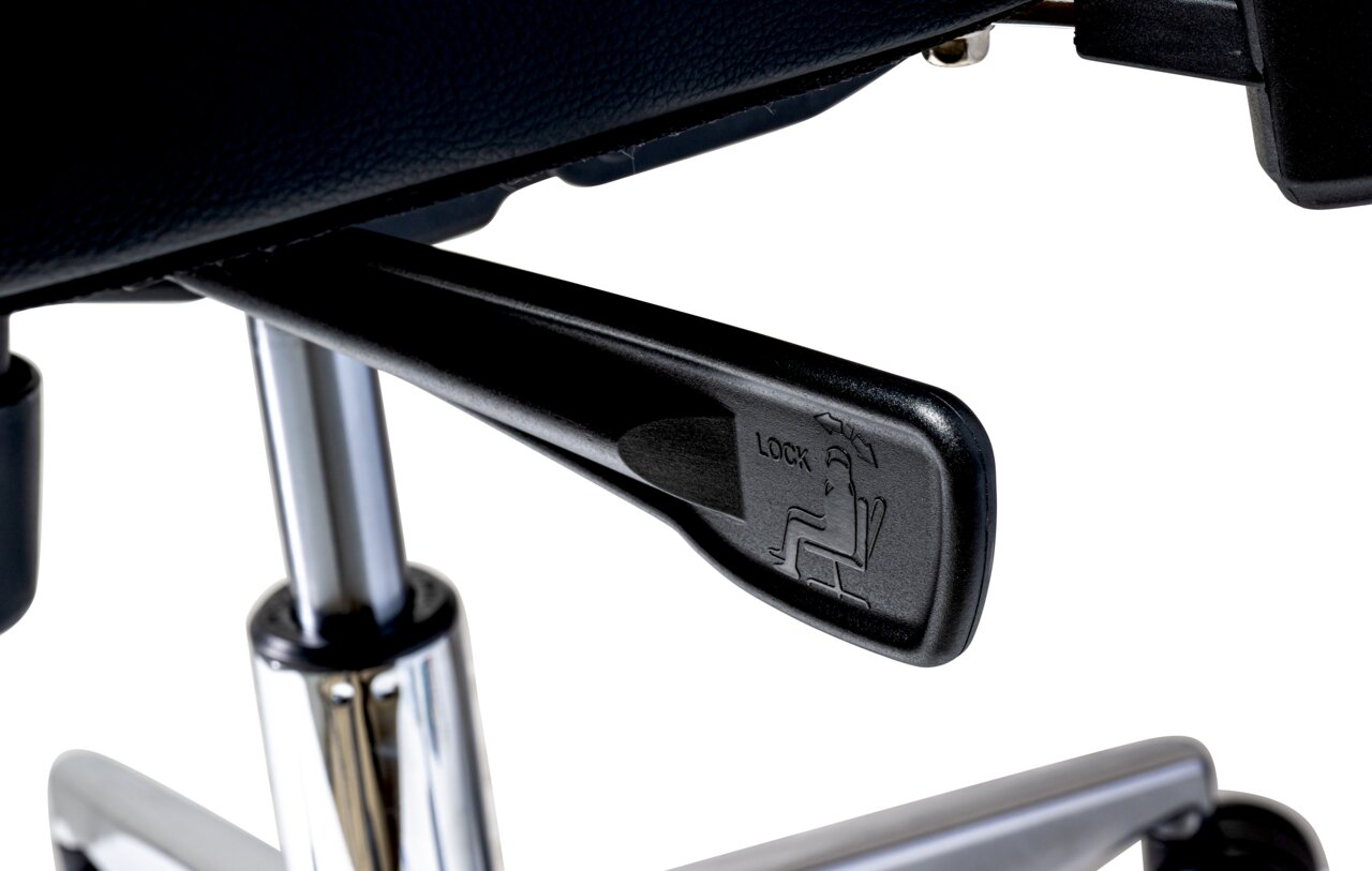 Nahaufnahme eines Hebels zur Sitzverstellung an einem Chefsessel, seitliche Perspektive