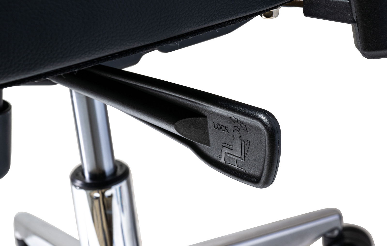 Nahaufnahme eines Hebels zur Sitzverstellung an einem Chefsessel, seitliche Perspektive