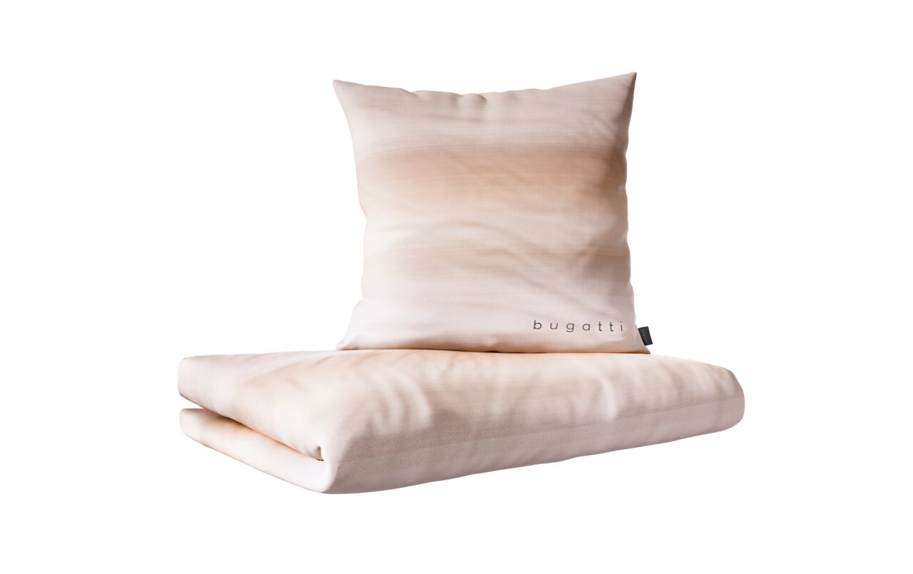 Bettwäsche-Set in Beige mit Kissen und Decke, frontal fotografiert, mit dezentem Farbverlauf und 'bugatti' Logo.
