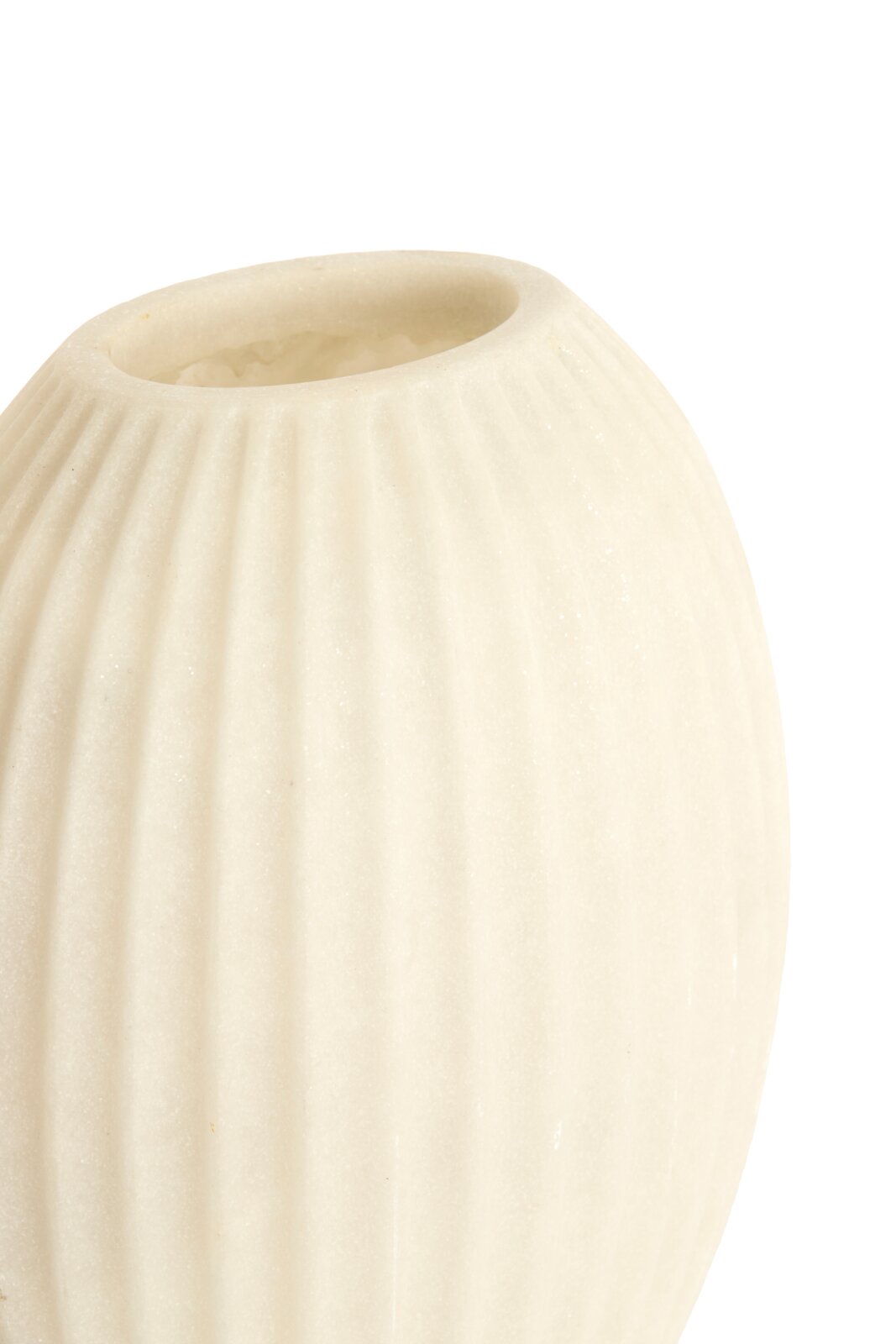 Detailansicht einer cremeweißen Vase mit sanft gerippter, fein strukturierter Oberfläche, aus leicht erhöhter Perspektive vor weißem Hintergrund